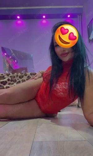 Brunetă servicii totale ador săruturile 