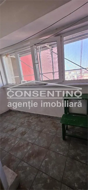 Se vinde imobil cu 4 camere, pe Unirii Sud , liber , cu 3 balcoane - imagine 2