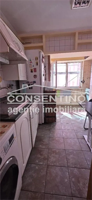 Se vinde imobil cu 4 camere, pe Unirii Sud , liber , cu 3 balcoane - imagine 9