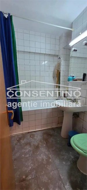 Se vinde imobil cu 4 camere, pe Unirii Sud , liber , cu 3 balcoane - imagine 4