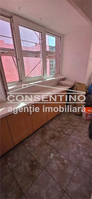 Se vinde imobil cu 4 camere, pe Unirii Sud , liber , cu 3 balcoane - imagine 8
