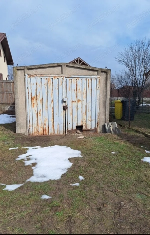 Garaj de beton cu uși metalice 