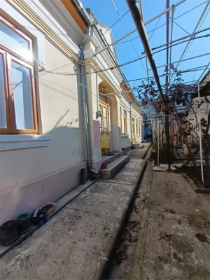 Casa pretabila 2 familii, 6 camere, teren 390 mp, zona Centrala