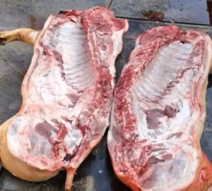 Vand jumătate de porc tăiat.Se taie în14.03.2026