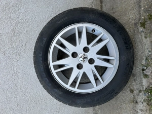 Vand 4 jante Peugeot 185x65x15 cu cauciucuri vara merse 10000 km 1000 lei setul - imagine 2
