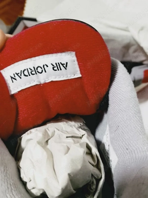 Vând Air Jordan 4 Retro 