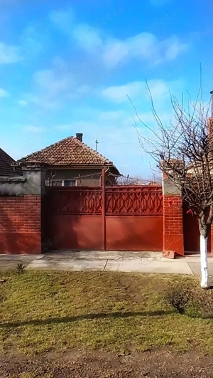 Două case intr-o curte, cu interior renovat in anul 2025, in zona bună, in orasul Chisineu-Criș