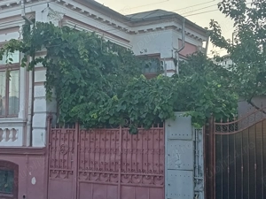 Vând casa 4 camere zona centrala