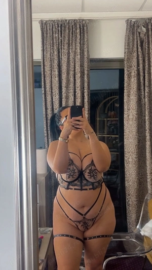 DOAR WHATSAPPxxSpeak Englishxx Bruneta cu forme