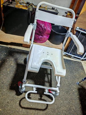 Scaun cu rotile pentru dus