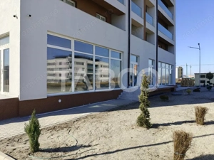 Spatiu Comercial de inchiriat cu 8 locuri de parcare - Vitrina 13 m