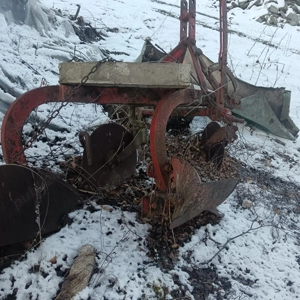 Vând plug cu doua trupițe 