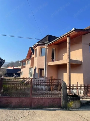  Casă Spațioasă in suprafta de aproximativ 1000 m2 P+E si dependinte în Vața de Jos 