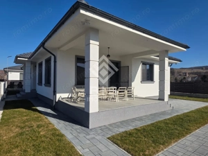 Casă modernă de vânzare – teren 460 mp – mobilată și utilată