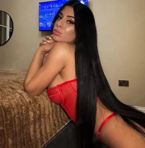 Bruneta senzuala te astept la mine sau vin la tine 