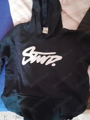 Vând o bluză de trening nouă și rezistentă 