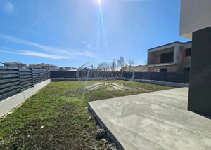 Locuinta moderna cu design cubic si curte plana in Dezmir - imagine 4