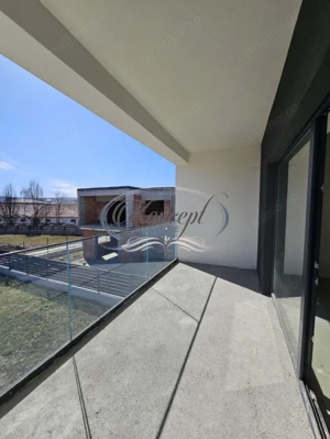 Locuinta moderna cu design cubic si curte plana in Dezmir - imagine 8