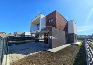 Locuinta moderna cu design cubic si curte plana in Dezmir - imagine 3