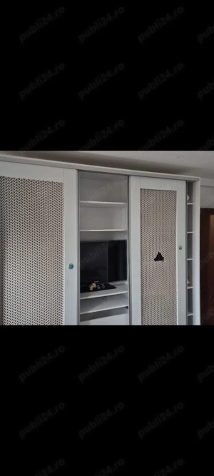 Dressinguri in stare foarte buna,cu 3 usi,unul alb,unul Maro foarte încăpătoare 