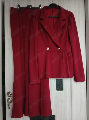 Vând costum de damă Elegant  L