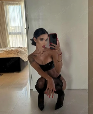 Andra bruneta  Te pup.! - imagine 2