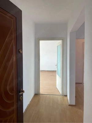 Vând apartament , 3 camere , decomandat , Micro 3 , lângă școala - imagine 5