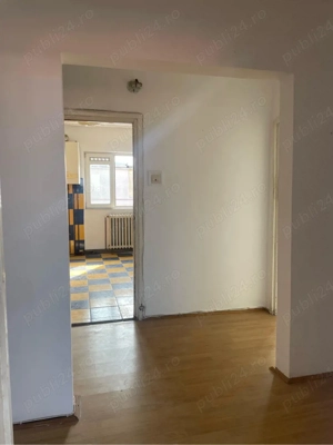 Vând apartament , 3 camere , decomandat , Micro 3 , lângă școala - imagine 3