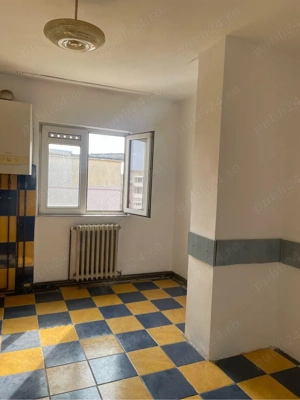 Vând apartament , 3 camere , decomandat , Micro 3 , lângă școala - imagine 4