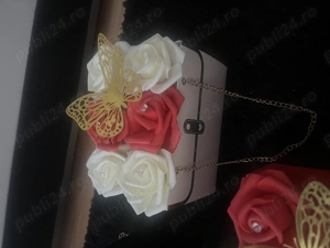 aranjamente florale din satin spuma așezate în poșetă  - imagine 3