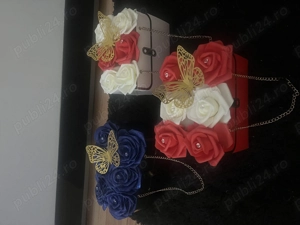 aranjamente florale din satin spuma așezate în poșetă 