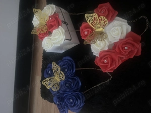 aranjamente florale din satin spuma așezate în poșetă  - imagine 5