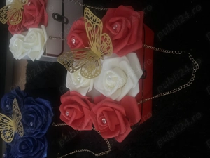 aranjamente florale din satin spuma așezate în poșetă  - imagine 4