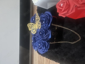 aranjamente florale din satin spuma așezate în poșetă  - imagine 2