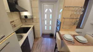 Garsoniera cu curte in centru, 19mp, renovata, toate utilitățile sunt incluse in pret - imagine 5