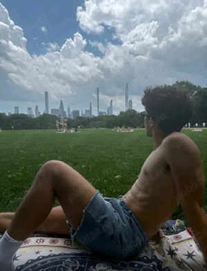 un băiețel discret de 25 de ani