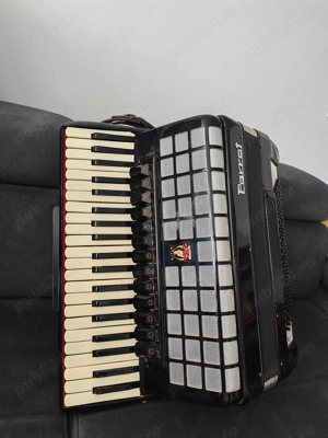 Vand un acordeon Parrot cu 120 de basi. 