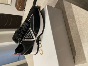 Vând adidasi noi Guess