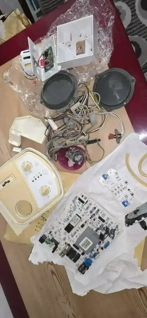 Piese pentru centrală Ariston 24 kW,model mai vechi,se dă tot ce se vede în poze: placă, pompă etc.