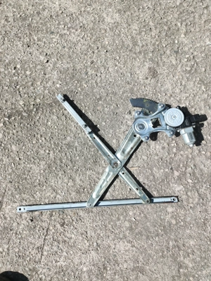 Vând macara, geam Mitsubishi asx dreapta fata și broasca 200 lei neg - imagine 2