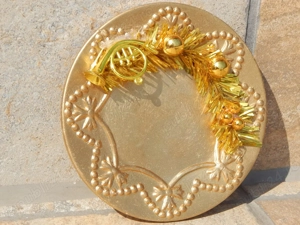 Farfurie decorativa beteala globuri mici si trompeta Craciun