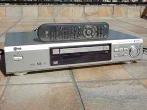 DVD player LG DVD-3000E cu cabluri SCART si audio (fabricat pt UK)