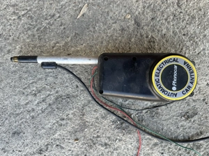 Vând antenă auto electrică (retractabilă) , marca Phonocar