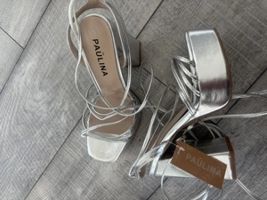 Vând sandale  argintii care se leagă pe picior