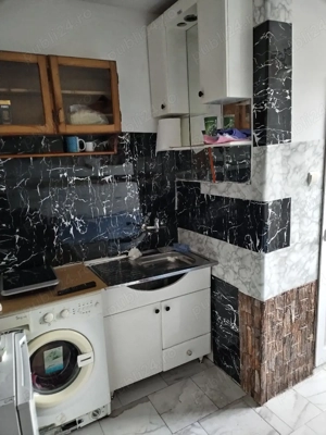 Vând sau dau chirie ieftin garsoniera central Oradea toate utilitățile suprafață 9m este în regula  - imagine 4