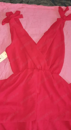 Vând haine noi și accesorii. 