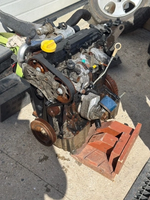 Dezmembrez motor 1.5 dci renault - imagine 3