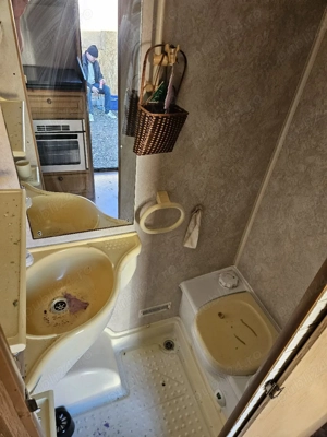 Rulota inmatriculta cu 2 zone dormit 5 persoane se vinde ci transcriere Mma 1000 kg Proprie 850 Anul - imagine 3