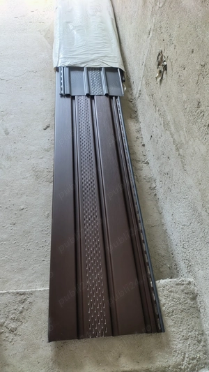 9 bucati sageac pvc maro, perforat.  30 lei bucata.