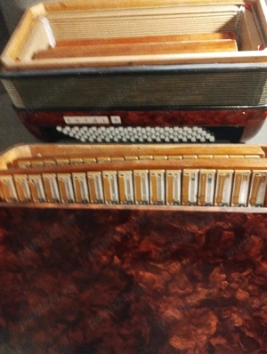 vând acordeon HOHNER 80 bași venit curând din Germania  